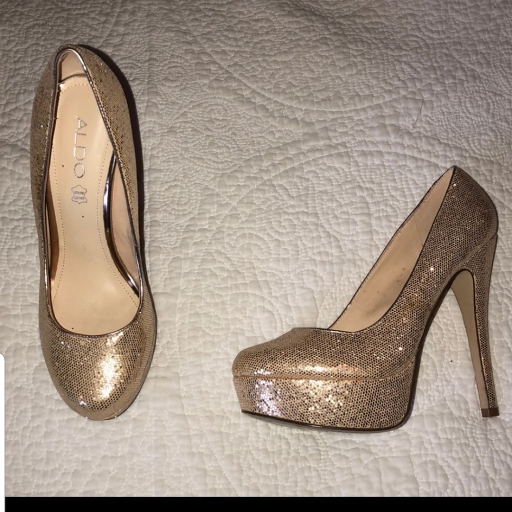 Gorgeous gold glitter pumps